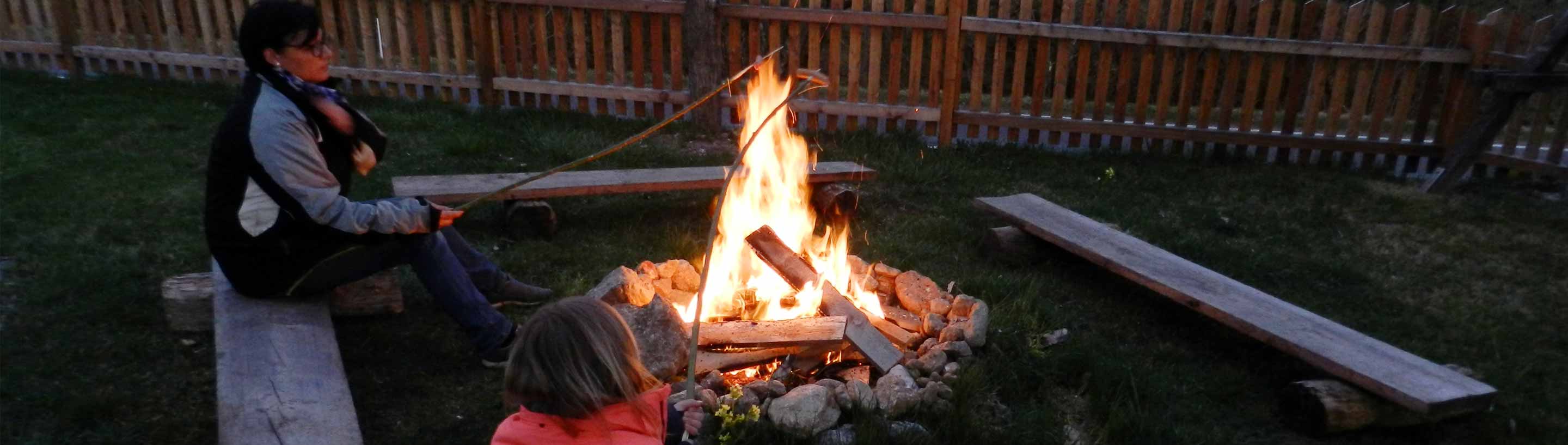 Familie Bareck hat manchmal auch Zeit dafür, mit ihren Kindern ein romantisches Lagerfeuer zu errichten und Würstel zu grillen. 