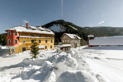 Winteraufnahme vom Freinerhof mit Stoahaus