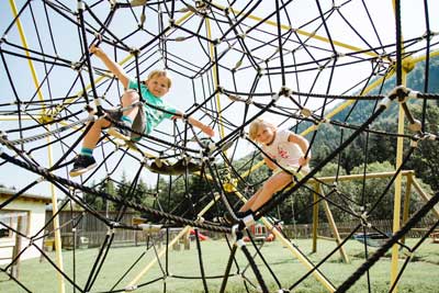 Spielplatz beim Freinerhof - zwischen Haupthaus und Stoahaus liegt unser riesiger Spielplatz für Kinder jeden Alters ...